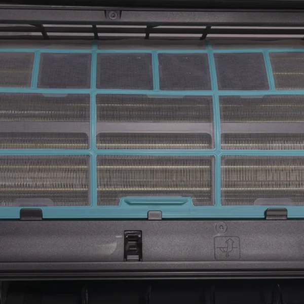 detail na vnútro klimatizácie 5,5kW VIVAX ACP-18CH50AEHI R32 zrkadlová sivá